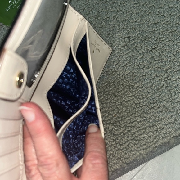 Kate Spade. Bay Street Stacey Wallet long bifold NWT Cream/ Navy pebbled leather - Picture 14 of 17
